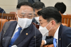 홍남기 ‘재난지원금 80% 지급’ 고수 vs 與 “해임 건의” 발끈