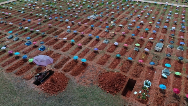 지난 3월 페루 이키토스의 공원 묘지에서 한 인부가 무덤을 파고 있다. 이키토스 AP 연합뉴스 