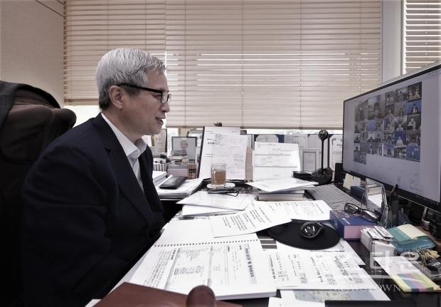 곽상욱 오산시장이 13일 경기도시장군수협의회 비대면 정기회의를 주재하고 있다. 오산시 제공