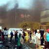 거세지는 남아공 폭동… LG전자 공장 약탈·방화로 전소