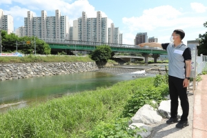 경남 함안군, 하천에 빠진 초등생 3명 구조한 의인에 감사패