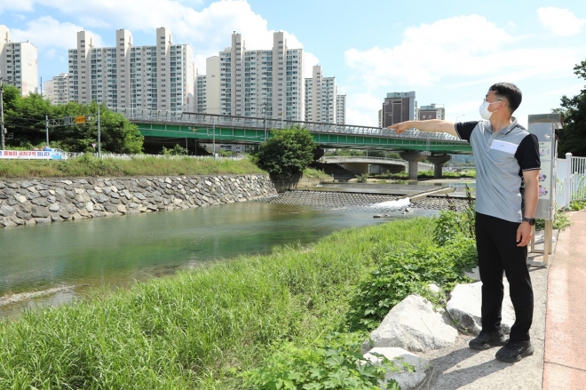 하천에 빠져 위험한 상황에 놓여있던 초등생 3명을 구조한 이동근씨