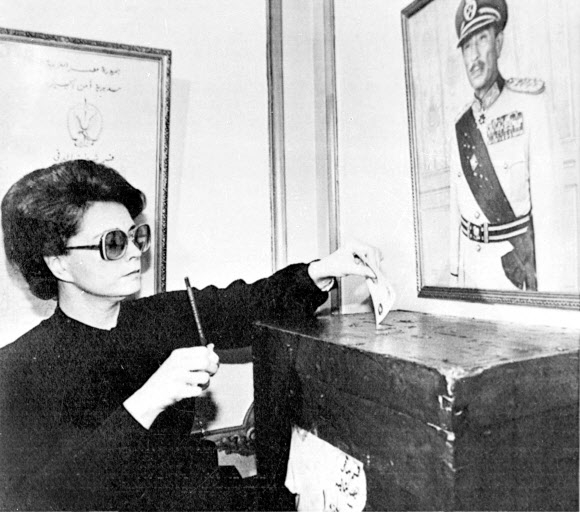 안와르 사다트 이집트 전 대통령의 부인 지한 사다트가 1981년 10월 기자의 자택 인근에서 투표하고 있다. 기자 AP 연합뉴스