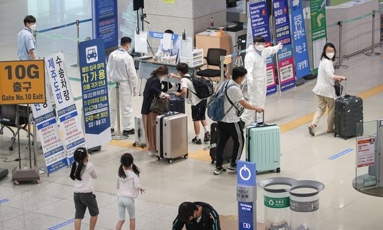 인천공항 입국장에서 입국자들이 이동하고 있다. 연합뉴스