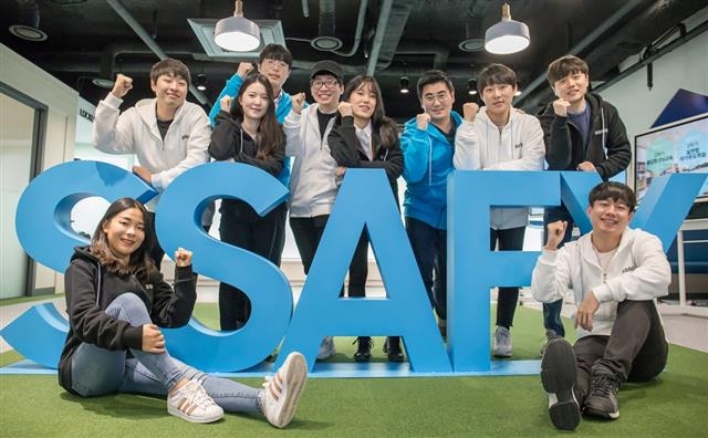 삼성 청년SW아카데미 서울 캠퍼스에 입과한 청년 교육생들의 모습. 내년부터는 아카데미 연간 수강 인원이 약 2300여명으로 대폭 늘어나 더 많은 참여 기회가 주어진다. 삼성전자 제공