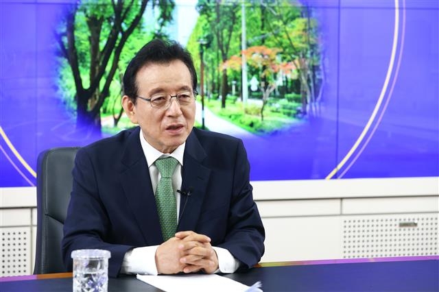 지난 13일 정순균 서울 강남구청장이 미미위 강남 정책브리핑에서 영동대로 축을 중심으로 한 강남구의 개발 계획을 주민들에게 설명하고 있다. 강남구 제공