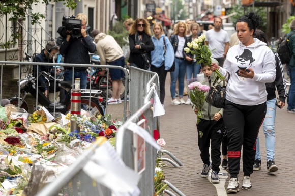 살해 당한 네덜란드 기자에 헌화하는 시민들 