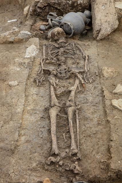 1500년 전 신라 때 조성한 것으로 추정되는 경북 경주 탑동 유적에서 당시 남성으로는 최장신인 180㎝에 가까운 인골이 발견됐다. 한국문화재재단 제공
