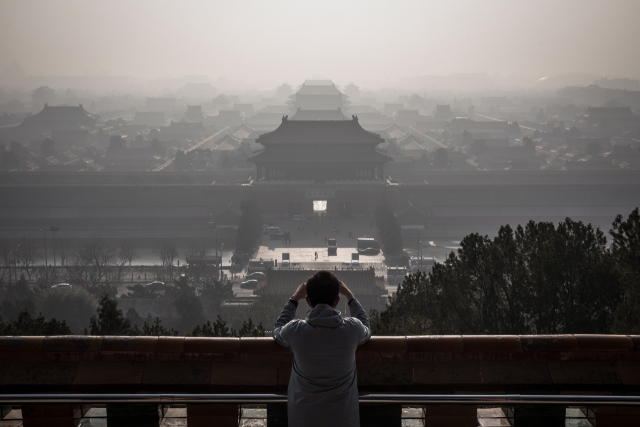 세계 최대의 탄소 배출국인 중국이 16일 탄소배출권 거래시장 운영에 들어갔다. 사진은 스모그로 잔뜩 덮힌 중국 베이징의 모습. EPA 연합뉴스