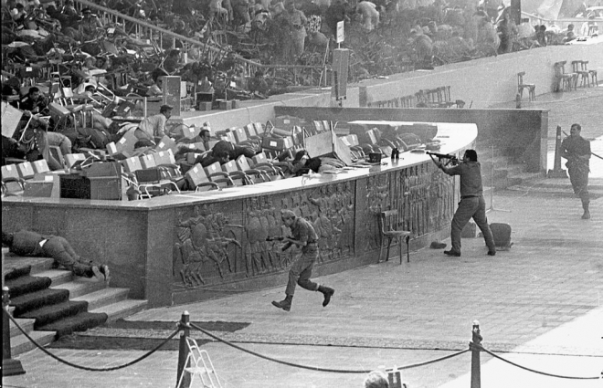 1981년 이집트 카이로에서 군사 퍼레이드 도중 암살자들이 안와르 사다트 전 대통령 등을 향해 총격을 가하는 모습. 카이로 AFP 연합뉴스