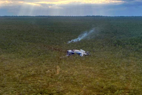 러시아 시베리아 톰스크 근처 삼림지대에 비상 착륙한 안토노프 An-28 기종 여객기가 카메라에 포착됐다. 동체가 옆으로 넘어져 있고, 근처 숲에서 조명탄을 쏘아올린 듯 연기가 피어오른다. 스트링거·타스 제공 연합뉴스 