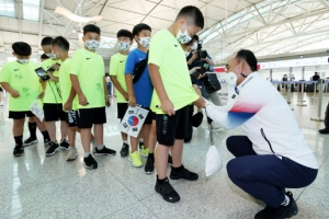 [포토] ‘김학범 감독 사인 받는’ 축구 꿈나무들