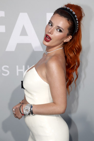 epa09349618 Bella Thorne attends the Cinema Against AIDS amfAR gala 2021 held at the Hotel du Cap, Eden Roc in Cap d‘Antibes, France, 16 July 2021, within the scope of the 74th annual Cannes Film Festival.  EPA/SEBASTIEN NOGIER *** Local Caption *** 55217834/2021-07-17 06:16:51/ <연합뉴스