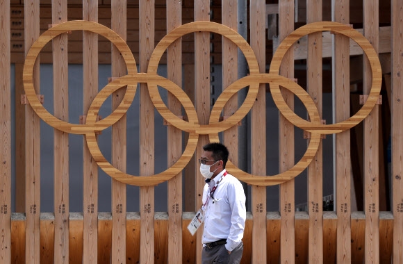 [올림픽] 도쿄올림픽 선수촌 앞 마스크 시민