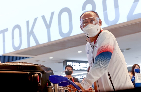 김학범 한국 올림픽 축구대표팀 감독이 17일 일본 나리타 공항에 도착해 이동하고 있다. 연합뉴스