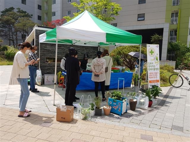 경기 김포시가 올해 아파트를 대상으로 운영 중인 ‘찾아가는 반려식물병원’에 주민들이 찾아와 도움을 받고 있다. 김포시 제공