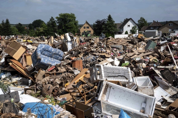 독일 폭우에 파괴된 집과 차