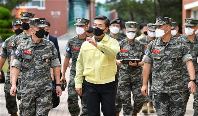 국방장관, 해병대 신병교육대 방역 점검