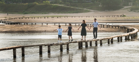 비수도권도 5인 금지… ‘마스크 벗고 여행’ 언제 올까요