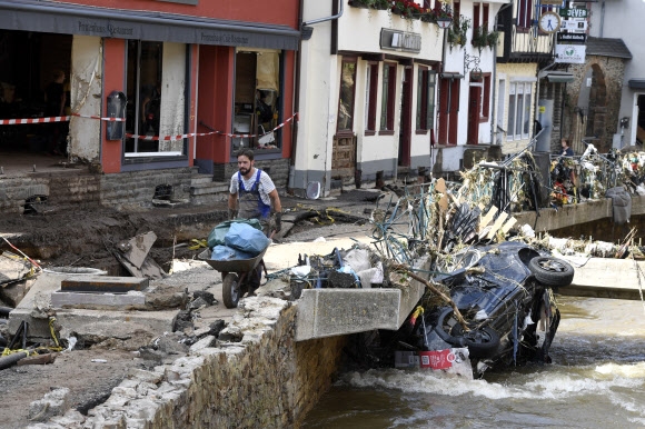 독일 폭우에 파괴된 집과 차