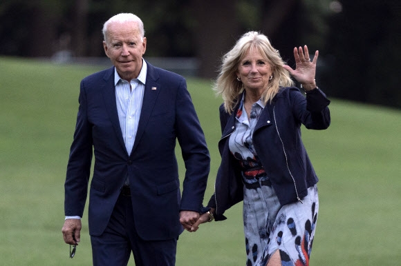 18일(현지시간) 미 백악관에서 헬기를 내린 조 바이든 대통령과 질 바이든 여사. AP