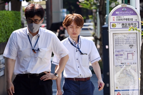 2020도쿄올림픽을 나흘 앞둔 19일 도쿄타워 인근에서 시민들이 마스크를 벗은 채로 거리를 걷고 있다. 현재 도쿄에는 네번째로 ‘긴급사태’가 선언된 상태지만 실외 마스크착용에 대한 의무화는 규정되어 있지 않다. 2021. 7. 19 정연호 기자 tpgod@seoul.co.kr