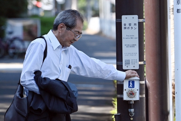 2020도쿄올림픽을 나흘 앞둔 19일 도쿄타워 인근에서 시민들이 마스크를 벗은 채로 거리를 걷고 있다. 현재 도쿄에는 네번째로 ‘긴급사태’가 선언된 상태지만 실외 마스크착용에 대한 의무화는 규정되어 있지 않다. 2021. 7. 19 정연호 기자 tpgod@seoul.co.kr