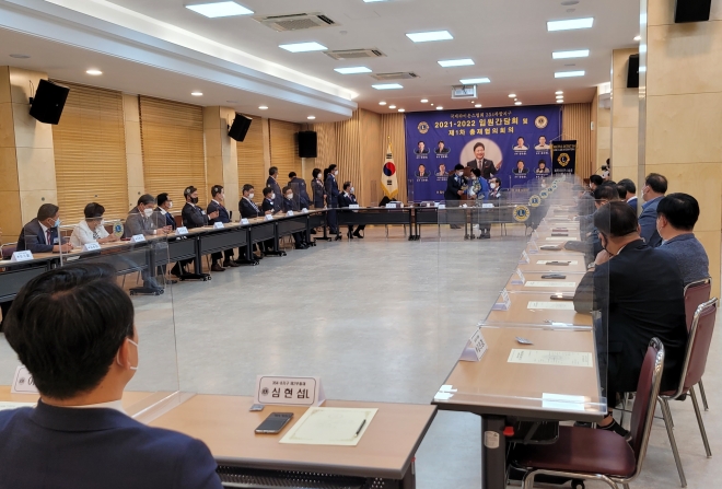 양주환 국제라이온스협회 354복합지구 의장이 19일 서울 종로 라이온스회관에서 열린 2021-2022 제1차 임원 간담회 중 이영자 직전 의장에게 공로패를 전달하고 있다.