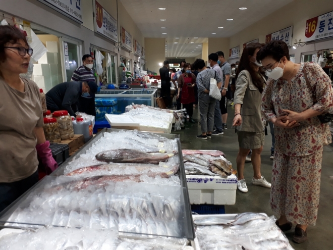 전남 신안군 지도읍 신안수협 북부지점 송도 위판장 내 수산물 가게들이 갓 잡아온 병어를 좌대에 올려놓고 판매 중이다. 주말에는 하루 1000명 이상이 이곳을 찾아 병어를 비롯 민어·서대 등 서남해안 대표적 여름철 어종을 구입하고 있다. 