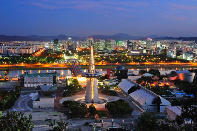 1993년 대전엑스포가 열렸던 엑스포과학공원. 가운데 한빛탑 뒤로 대전 3대 하천의 하나인 갑천이 흐르고 그 뒤로 정부대전청사도 있다. 대전시 제공