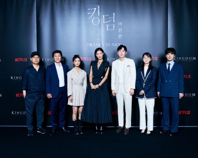 20일 온라인 제작발표회에 참석한 김성훈(왼쪽부터) 감독, 배우 김뢰하, 김시아, 전지현, 박병은, 김은희 작가, 배우 구교환. 넷플릭스 제공