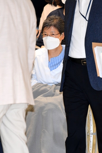 박근혜, 어깨 통증 탓 서울성모병원 입원