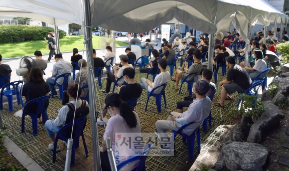 20일 서울 영등포구 선별진료소에서 시민들이 코로나19 검사를 위해 대기하고 있다. 2021.7.20 박지환기자 popocar@seoul.co.kr
