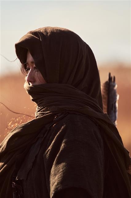 오는 23일 공개되는 ‘킹덤: 아신전’에서 배우 전지현은 아픈 어머니에게 줄 약초를 찾다 금기의 땅에서 생사초를 발견하는 아신을 연기한다.  넷플릭스 제공