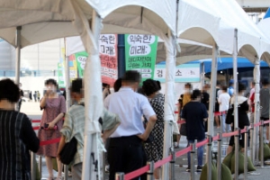 4단계에도 안 꺾이는 확산세 “거리두기 추가로 3주 연장해야”