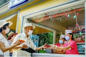 [포토] 북한도 폭염…빙수 상점서 음료 구매하는 주민들