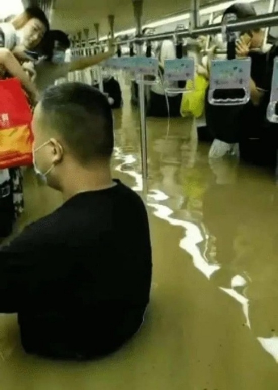 20일 중국 허난성에 내린 폭우로 지하철역 안에까지 물이 차오른 모습. 중국 웨이보