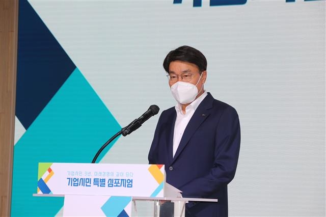 최정우 포스코 회장이 21일 기업시민 경영이념 선포 3주년을 맞아 개최된 심포지엄에서 인사말을 하고 있다. 포스코 제공