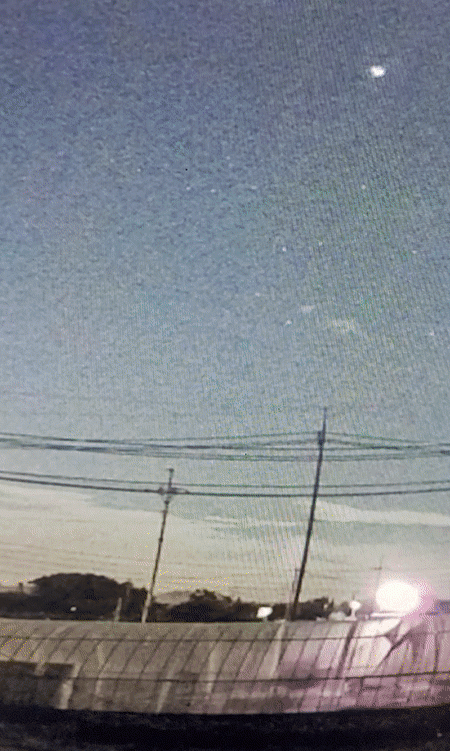 전남 무안에서 지난 20일 오후 9시 30분쯤 미확인 비행물체(UFO)를 봤다는 신고가 경찰과 소방서에 접수됐다. 미확인 물체 불빛이 빠르게 낙하하는 모습. 목격자 김진귀씨 제공