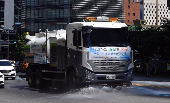 대서인 22일 서울 중구인근에서 살수차가 도심의 온도를 낮추기 위해 물을 뿌리고 있다. 2021.7.22 박지환기자 popocar@seoul.co.kr