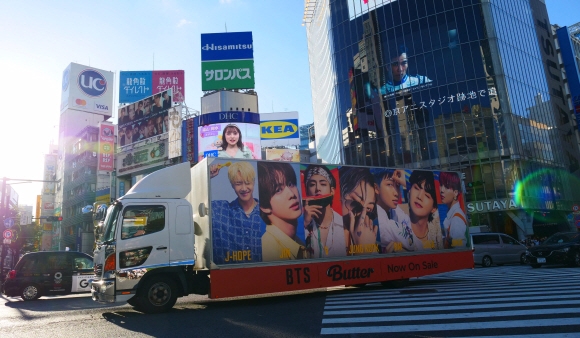 2020도쿄올림픽이 열리는 도쿄의 상징 시부야 스크램블 앞을 BTS(방탄소년단) 앨범 홍보차량이 지나가고 있다. 일본에서도 방탄소년단은 한류 열풍의 중심에 있다.