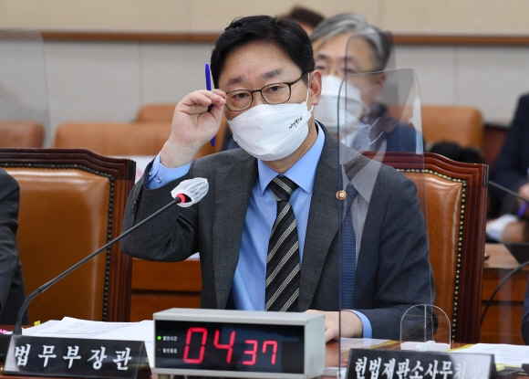 박범계 법무부 장관이 22일 국회에서 열린 법제사법위원회 전체회의에서 의원들의 질의를 듣고 있다. 2021. 7. 22 김명국 선임기자 daunso@seoul.co.kr