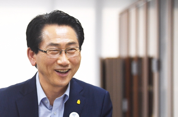 김영종 종로구청장이 22일 구청에서 가진 서울신문과의 인터뷰에서 민선 7기 취임 3주년을 맞은 소회를 말하고 있다. 김명국 선임기자 daunso@seoul.co.kr