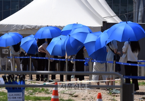 22일 서울 용산역 앞 코로나19 임시선별진료소에서 시민들이 검사를 기다리고 있다. 2021. 7. 22 박윤슬 기자 seul@seoul.co.kr
