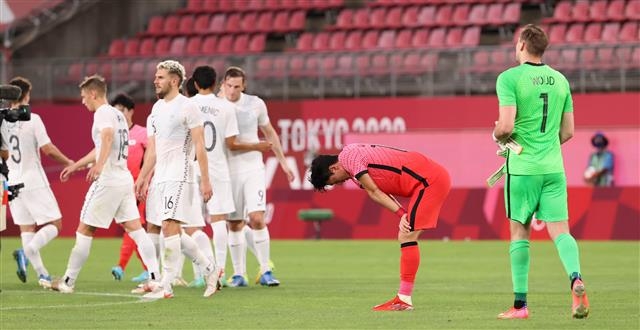 일본 이바라키현 가시마 스타디움에서 22일 열린 도쿄올림픽 남자축구 조별리그 B조 1차전 한국-뉴질랜드 경기에서 한국이 0-1로 패배하자 황의조(오른쪽)가 허탈해하고 있다. 가시마 올림픽사진공동취재단