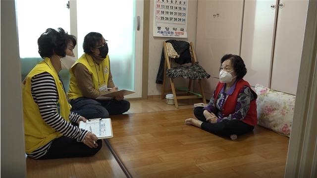 서울 노원구의 ‘똑똑똑 돌봄단’ 단원들이 지역 내 한 가정을 방문해 상담하고 있다. 노원구 제공