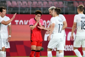 올림픽 축구, ‘최약체’ 뉴질랜드에 0-1 충격패 속 매너 논란…일본은 승리