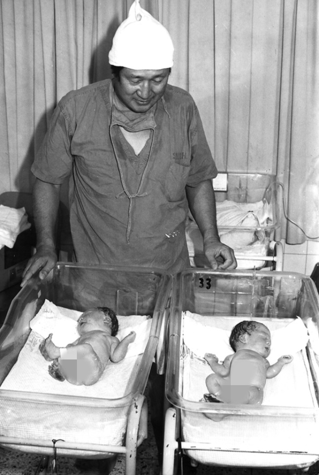 1985년 10월 12일 오전 5시10분 서울대병원 분만실에서 장윤석 산부인과장이 시험관 아기를 공개하고 있다. 서울대병원 제공.