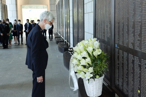 웬디 셔먼 미국 국무부 부장관이 22일 오후 서울 용산구 전쟁기념관을 찾아 전사자명비에 헌화한 뒤 묵념하고 있다. 2021.7.22 사진=연합뉴스