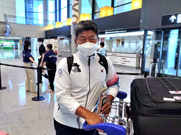 도쿄올림픽 한국 남자 골프 대표팀 최경주 감독이 23일 나리타 국제공항을 통해 일본에 입국하고 있다. 연합뉴스